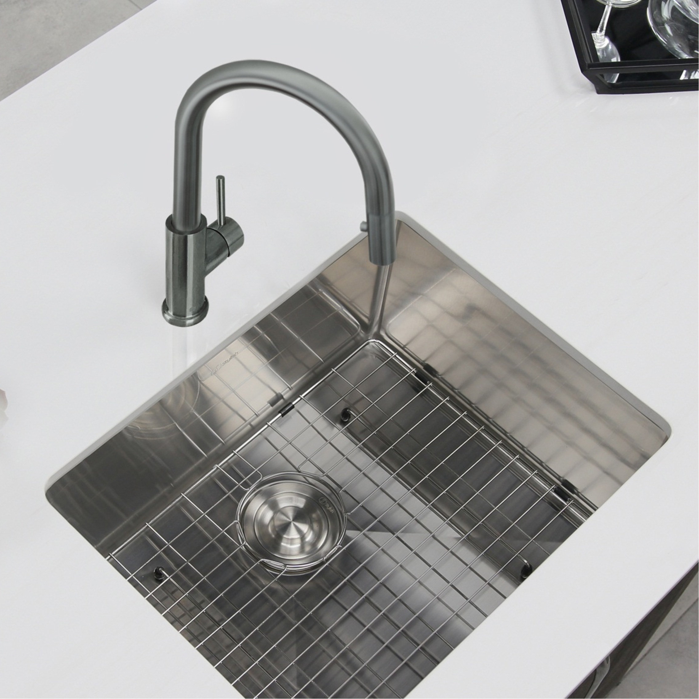 STYLISH Modern Single Handle Pull down Sprayer Kitchen Faucet in Gunmetal