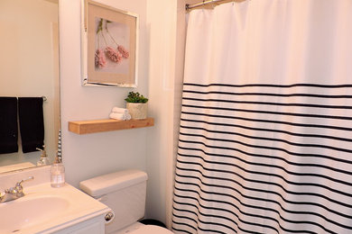 Bathroom - modern bathroom idea in Houston