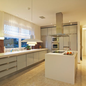 Küche mit Mittelblock aus Corian