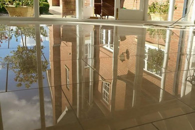 Modelo de cocina comedor actual de tamaño medio con suelo de piedra caliza y suelo beige