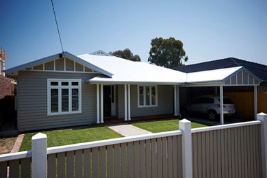 Large traditional one-storey brown exterior in Melbourne with wood siding.