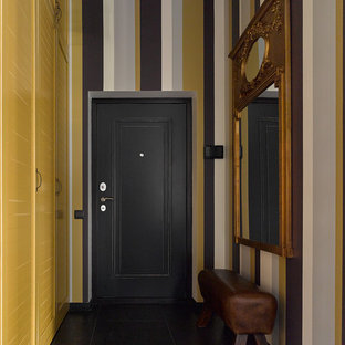 Réalisation d'une porte d'entrée bohème avec un mur multicolore, une porte simple et une porte noire.