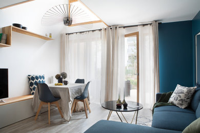 Réalisation d'une petite salle de séjour nordique avec un mur blanc et un sol en bois brun.