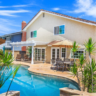 Shabby-Chic-Style Pool in Nierenform mit Natursteinplatten in Orange County