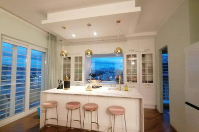 Foto di una cucina design di medie dimensioni con lavello a doppia vasca, ante di vetro, ante bianche, top in marmo, parquet scuro e pavimento marrone