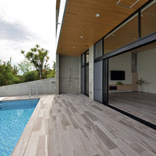 他の地域のコンテンポラリースタイルのおしゃれな裏庭のテラス (デッキ材舗装、張り出し屋根) の写真