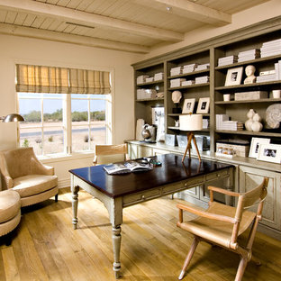 Inspiration för medelhavsstil arbetsrum, med vita väggar, mellanmörkt trägolv och ett inbyggt skrivbord