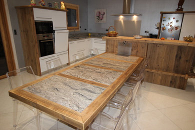 Cette photo montre une cuisine montagne avec un évier intégré et un plan de travail en granite.