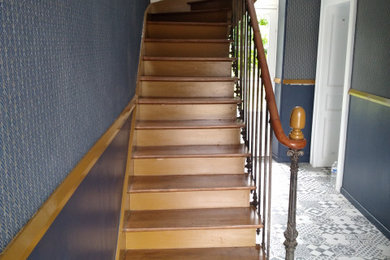 アンジェにあるトラディショナルスタイルのおしゃれな階段の写真