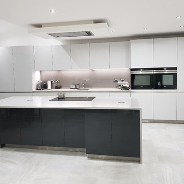 Minimal handleless Schmidt kitchen in high gloss lacquer