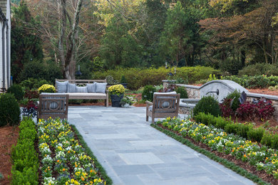 Design ideas for a traditional landscaping in Atlanta.