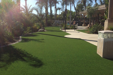 Design ideas for a traditional drought-tolerant and full sun backyard landscaping in Los Angeles.