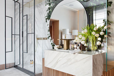 Imagen de cuarto de baño principal y a medida mediterráneo con suelo de travertino, encimera de mármol, ducha con puerta con bisagras y cuarto de baño