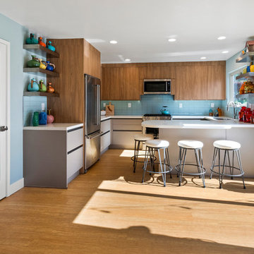 Warm Mid-Century-Modern Kitchen