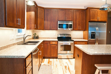 Example of a classic kitchen design in Austin