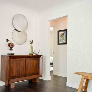 Foto di un piccolo soggiorno stile americano aperto con sala formale, pareti bianche, parquet scuro, nessun camino, nessuna TV e pavimento marrone