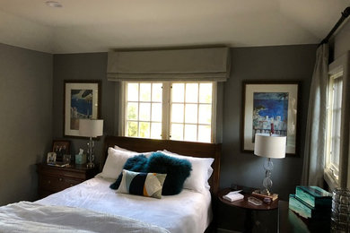 サクラメントにある中くらいなトランジショナルスタイルのおしゃれな主寝室 (グレーの壁、カーペット敷き、暖炉なし、グレーの床)