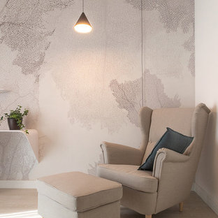 Inspiration för mellanstora moderna hemmastudior, med beige väggar, laminatgolv och ett fristående skrivbord