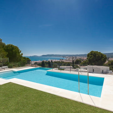 Piscina con pared de cristal