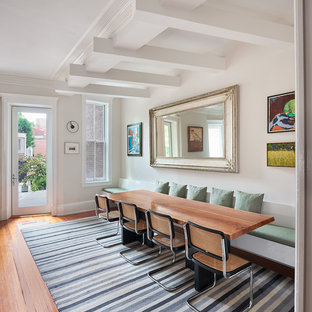Exemple d'une salle à manger tendance de taille moyenne avec un mur blanc, un sol en bois brun et un sol orange.