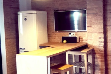 Источник вдохновения для домашнего уюта: кухня-столовая среднего размера в стиле ретро с коричневыми стенами и полом из керамической плитки