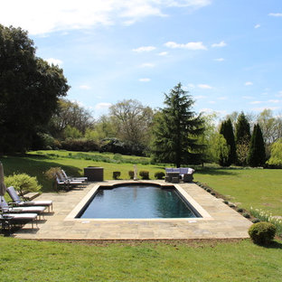 サセックスのオーダーメイドトラディショナルスタイルのおしゃれなプール (タイル敷き) の写真