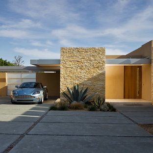 Inredning av ett modernt stort gult hus, med allt i ett plan, blandad fasad och platt tak