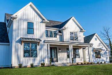 Zweistöckiges Landhaus Einfamilienhaus mit Faserzement-Fassade, weißer Fassadenfarbe, Satteldach, Misch-Dachdeckung, grauem Dach und Wandpaneelen in St. Louis