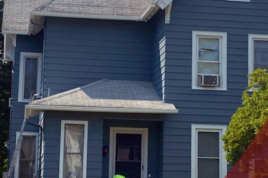 Mittelgroßes, Zweistöckiges Haus mit blauer Fassadenfarbe in Bridgeport
