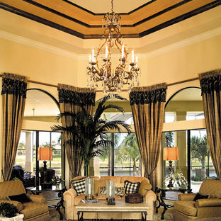 Imagen de salón para visitas abierto, mediterráneo, grande, sin chimenea y televisor, con paredes beige y suelo de baldosas de cerámica