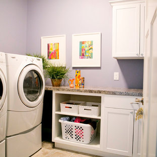 ミルウォーキーの中サイズのトランジショナルスタイルのおしゃれな洗濯室 (シェーカースタイル扉のキャビネット、白いキャビネット、ラミネートカウンター、紫の壁、磁器タイルの床、左右配置の洗濯機・乾燥機) の写真
