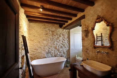 Esempio di una stanza da bagno country