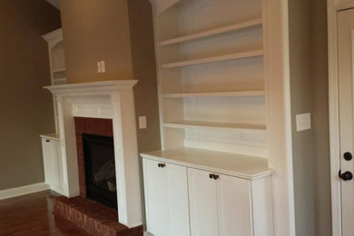 Arts and crafts home design photo in Other