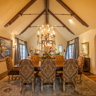 オクラホマシティの広いトラディショナルスタイルのLDKの画像 (ベージュの壁、濃色無垢フローリング)