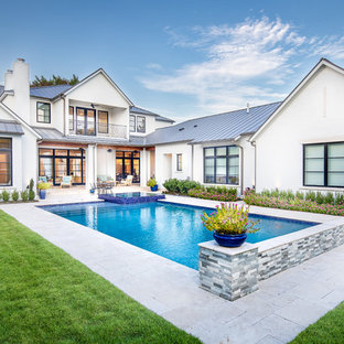 Klassischer Whirlpool hinter dem Haus in rechteckiger Form in Dallas