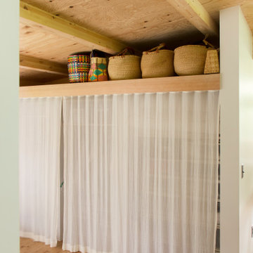 ガーゼカーテンでナチュラルな感触を与えるクローゼット