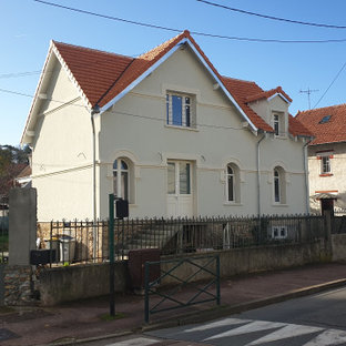 Großes, Zweistöckiges, Beigefarbenes, Rotes Klassisches Reihenhaus mit Backsteinfassade, Satteldach und Ziegeldach in Paris