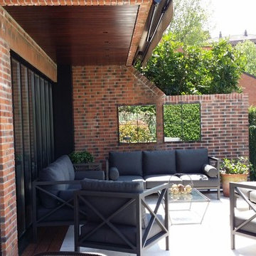 Terraza en porche de chalet.