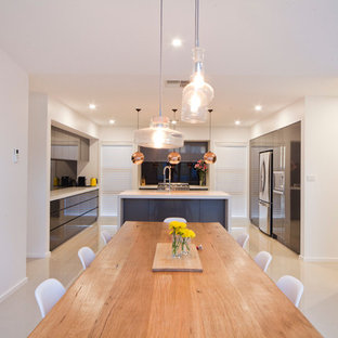 キャンベラのコンテンポラリースタイルのLDKの画像 (白い壁、暖炉なし)