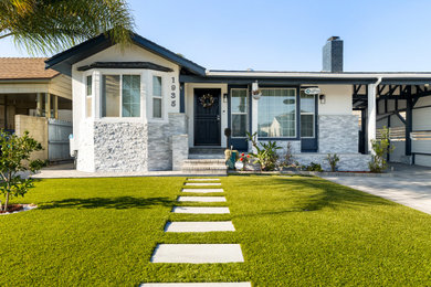 Transitional exterior home photo in Los Angeles