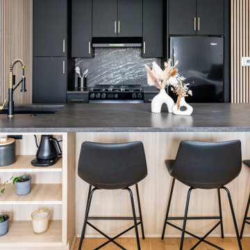Modern Matte Black Kitchen with Warm Wood Accents – Brooklyn, NY