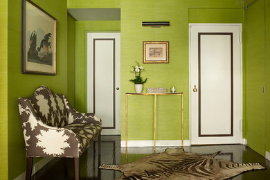 Example of a transitional entryway design in New York