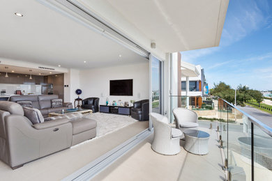 Design ideas for a contemporary balcony in Perth.