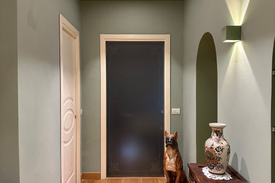Esempio di un ingresso chic di medie dimensioni con pareti verdi, pavimento in legno massello medio, una porta a due ante, una porta bianca e soffitto in carta da parati
