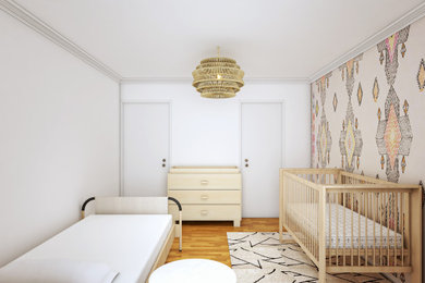 Imagen de habitación de bebé neutra moderna de tamaño medio con paredes blancas, suelo de madera clara, suelo amarillo y papel pintado