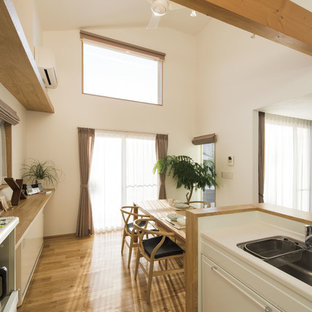 他の地域のモダンスタイルのおしゃれなダイニング (白い壁、無垢フローリング、茶色い床) の写真