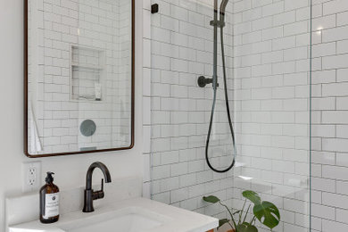Example of a country bathroom design in Los Angeles