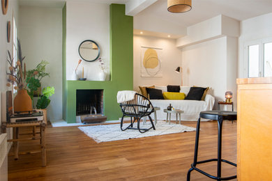 Idées déco pour une salle de séjour moderne avec un mur vert et parquet clair.