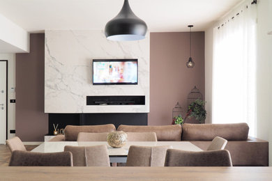 Esempio di un grande soggiorno boho chic aperto con pareti bianche, pavimento in gres porcellanato, camino lineare Ribbon, cornice del camino piastrellata, TV a parete e pavimento marrone