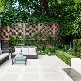 ロンドンの小さいトラディショナルスタイルのおしゃれな中庭のテラス (噴水、天然石敷き) の写真
